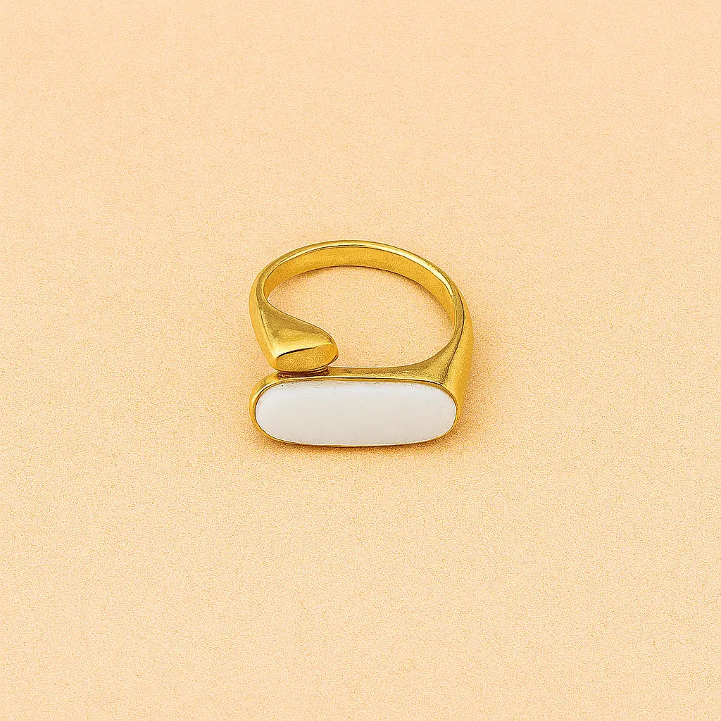Bague Ella – Pierre ovale blanche