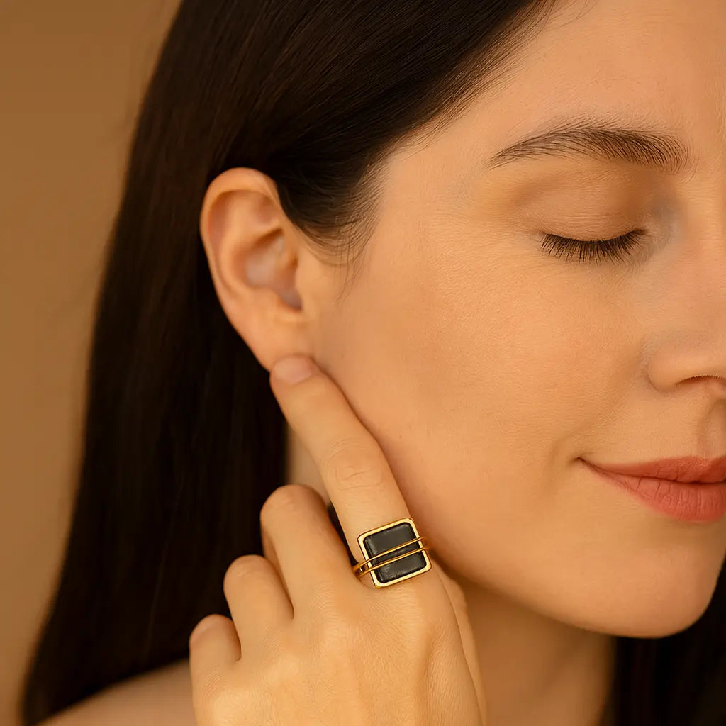 Bague Nocturne en acier inoxydable doré et pierre noire-Harmony & Senteur