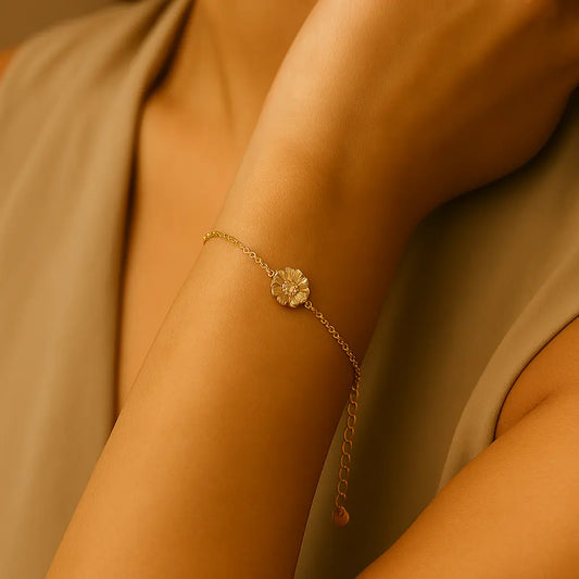 Bracelet doré en acier inoxydable-Fleur – Détail floral et élégance intemporelle Harmony & Senteur
