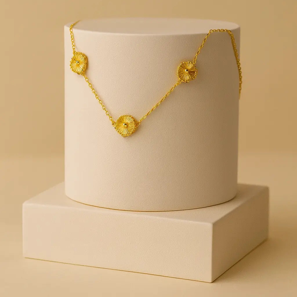 Collier Aline avec ces ( petites fleurs en acier inoxydable doré-Harmony & Senteur