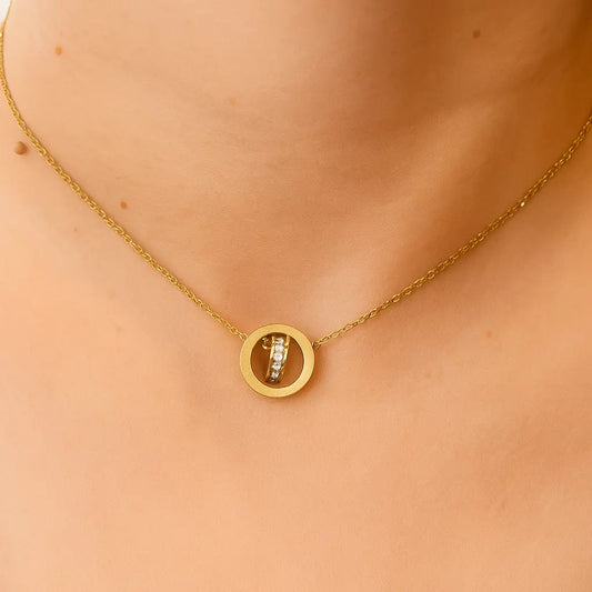 Collier Liora – doré, médaille texturée Harmony & Senteur